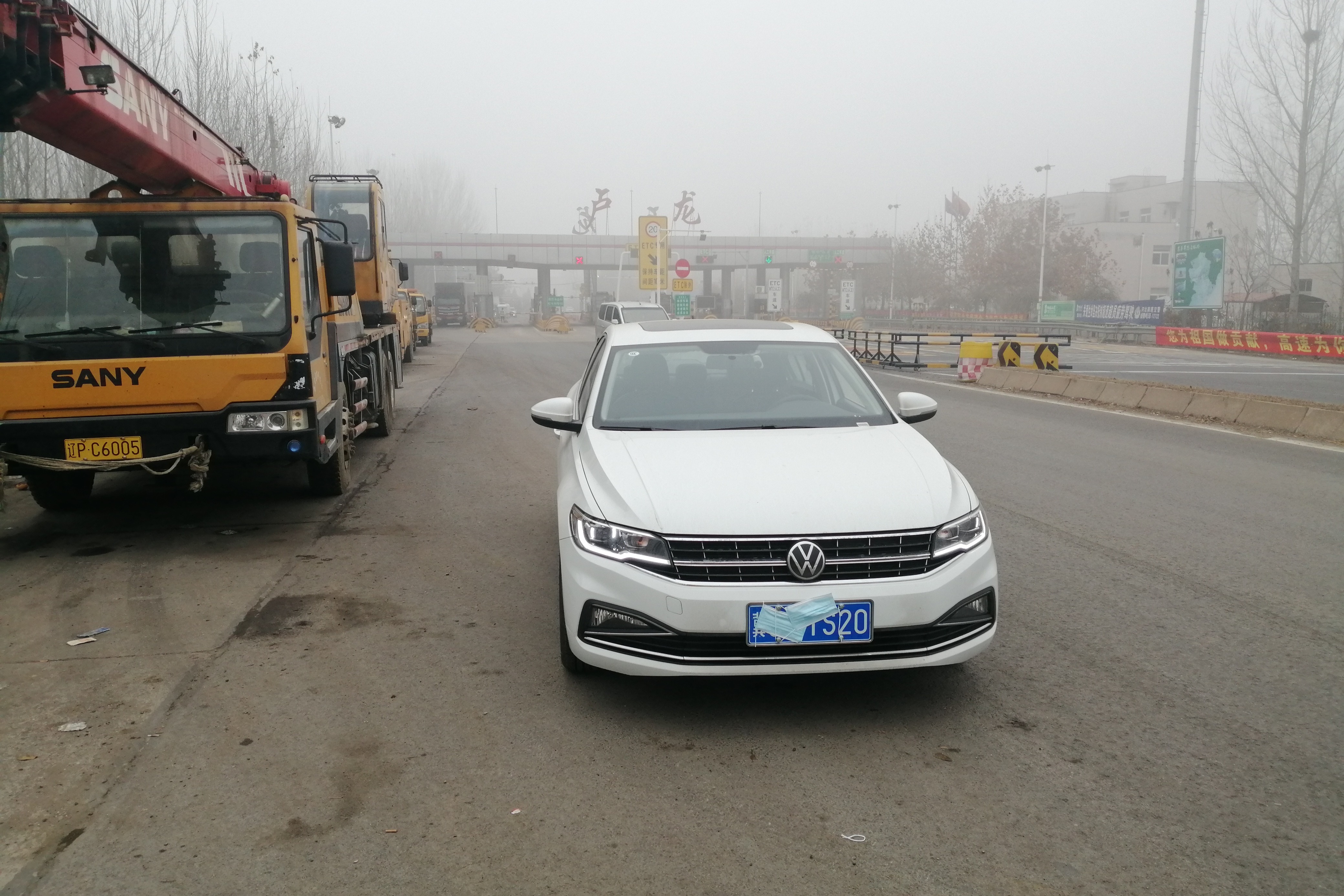 部分车辆滞留高速,为加快通行效率,河北高速交警北戴河大队全员上路