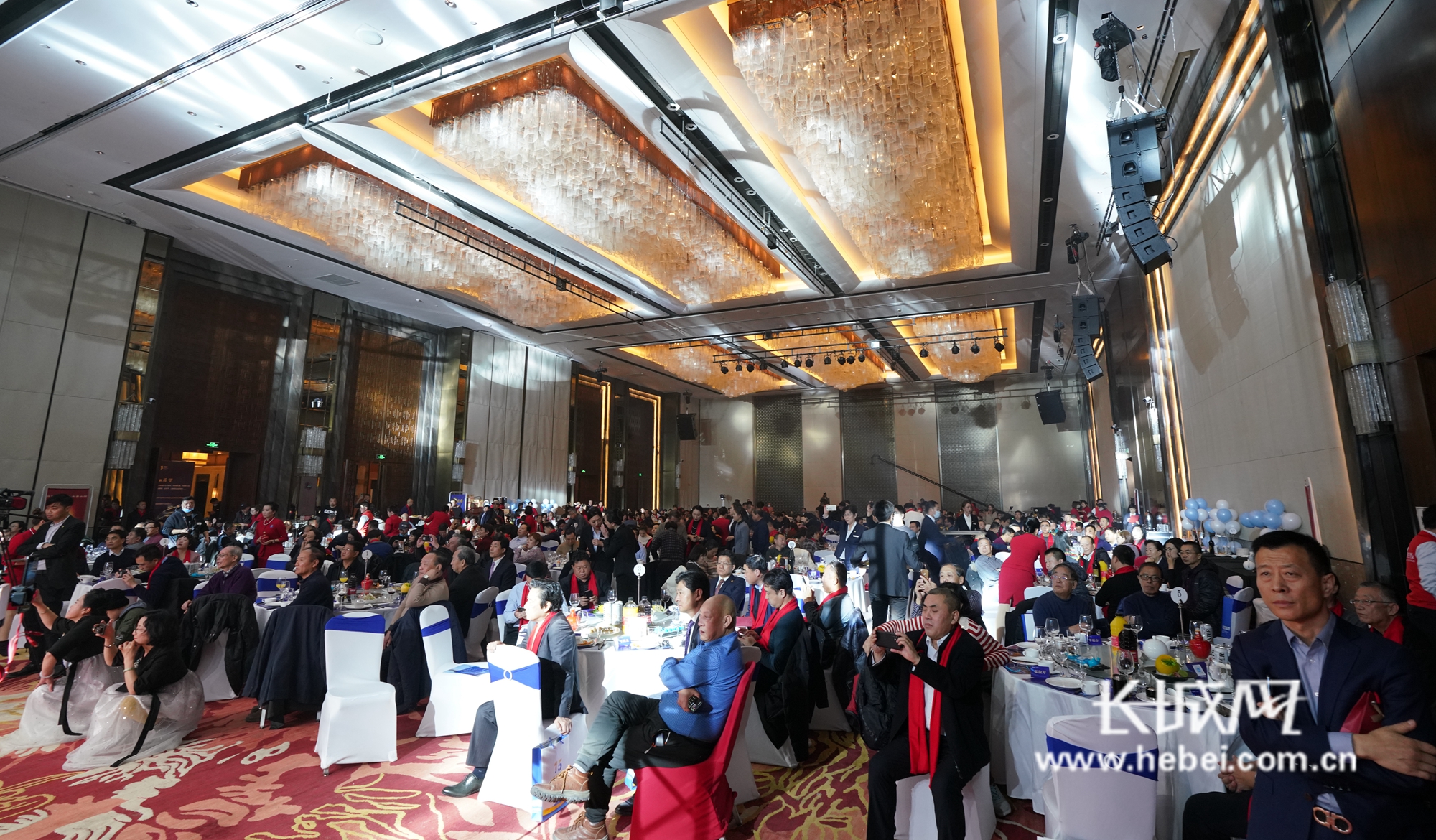 蓝鲸控股集团举办15周年庆典