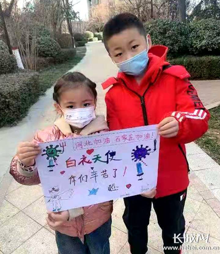 图6 图说 1月6日一早,天山熙湖澜岸小区的彭小凡、彭皓扬两位小朋友,为做核酸检测的医护人员送上了亲手画的画,向寒风中坚守的医护人员致敬。房淑婧 摄