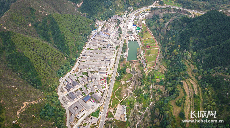 航拍河北省阜平县骆驼湾村。长城网记者 李皓 摄