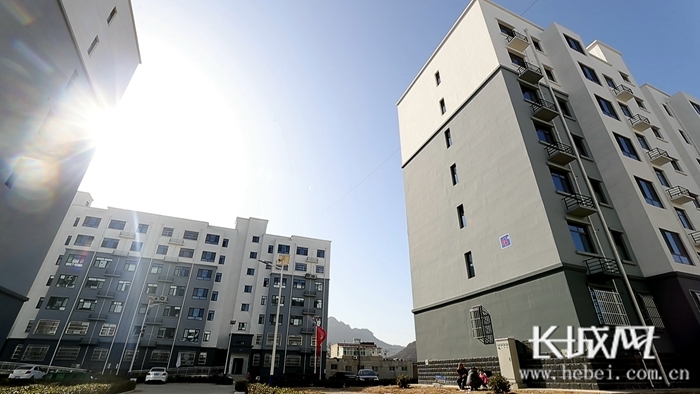 保定市阜平县平阳镇黄岸村平阳新区居民楼一景。长城新媒体记者 路钦淋 摄
