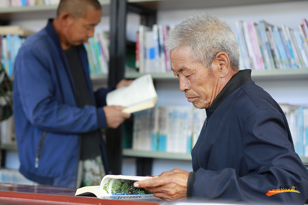 承德围场查字上村村民在阅览图书。