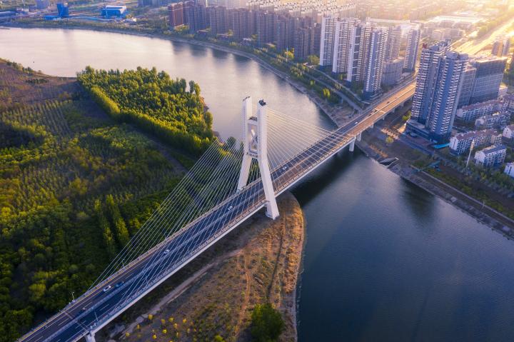 2019年3月燕潮大桥通车后,河北燕郊到北京六环仅需15分钟。图片来源:视觉中国