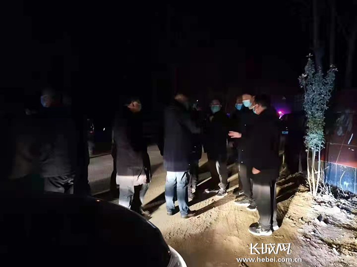 青县连夜派出由农业农村,市场监管,公安,新兴镇等单位100多人组成的