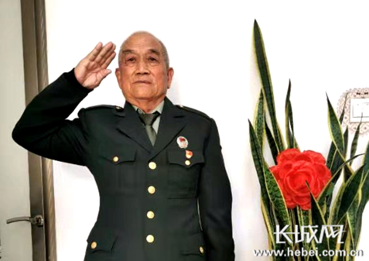 长城网记者 曾丝雨 摄石家庄市鹿泉区获鹿镇贺庄村退伍军人王壮再次穿