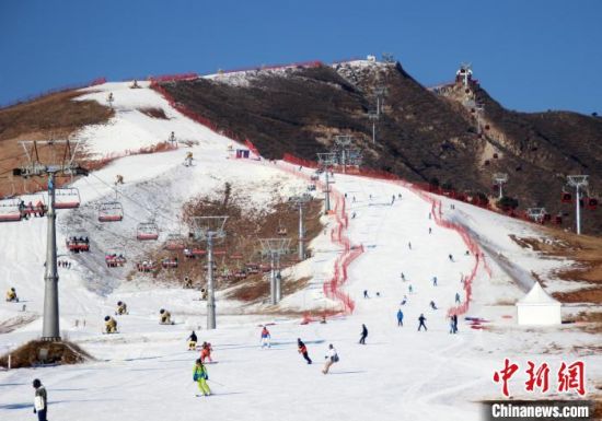 图为游客在涞源七山滑雪场游玩滑雪。　徐巧明 摄