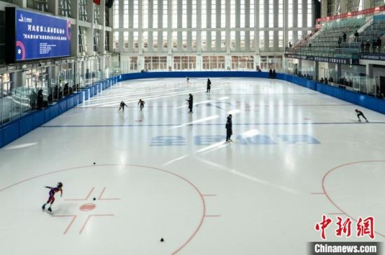 12月5日，河北省第三届冰雪运动会短道速滑(社会组、高校组)比赛在涞源一中滑冰馆举行。　齐保利 摄