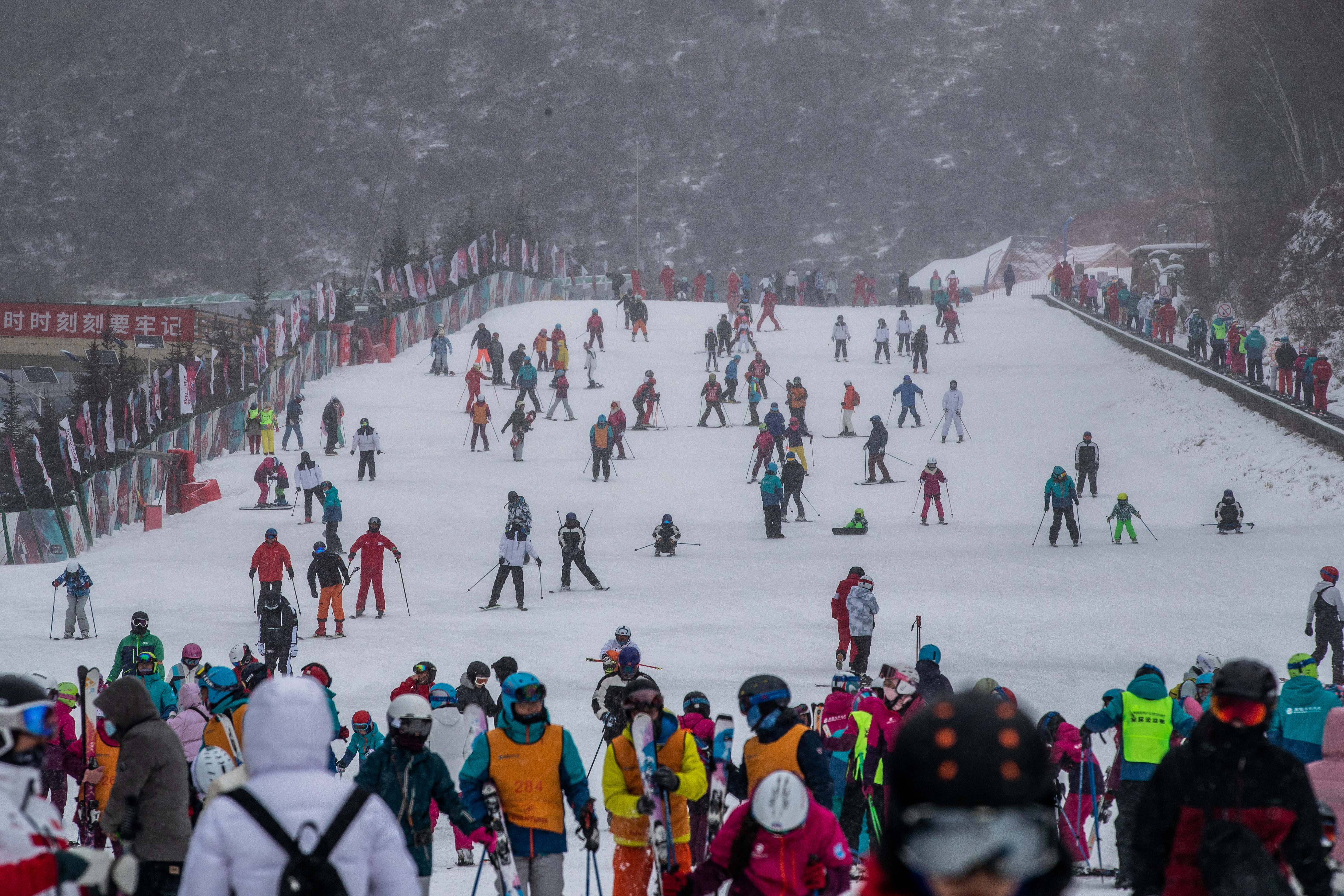 河北崇礼的一家滑雪场内，游客和冰雪爱好者正在享受冰雪运动的乐趣。.jpg