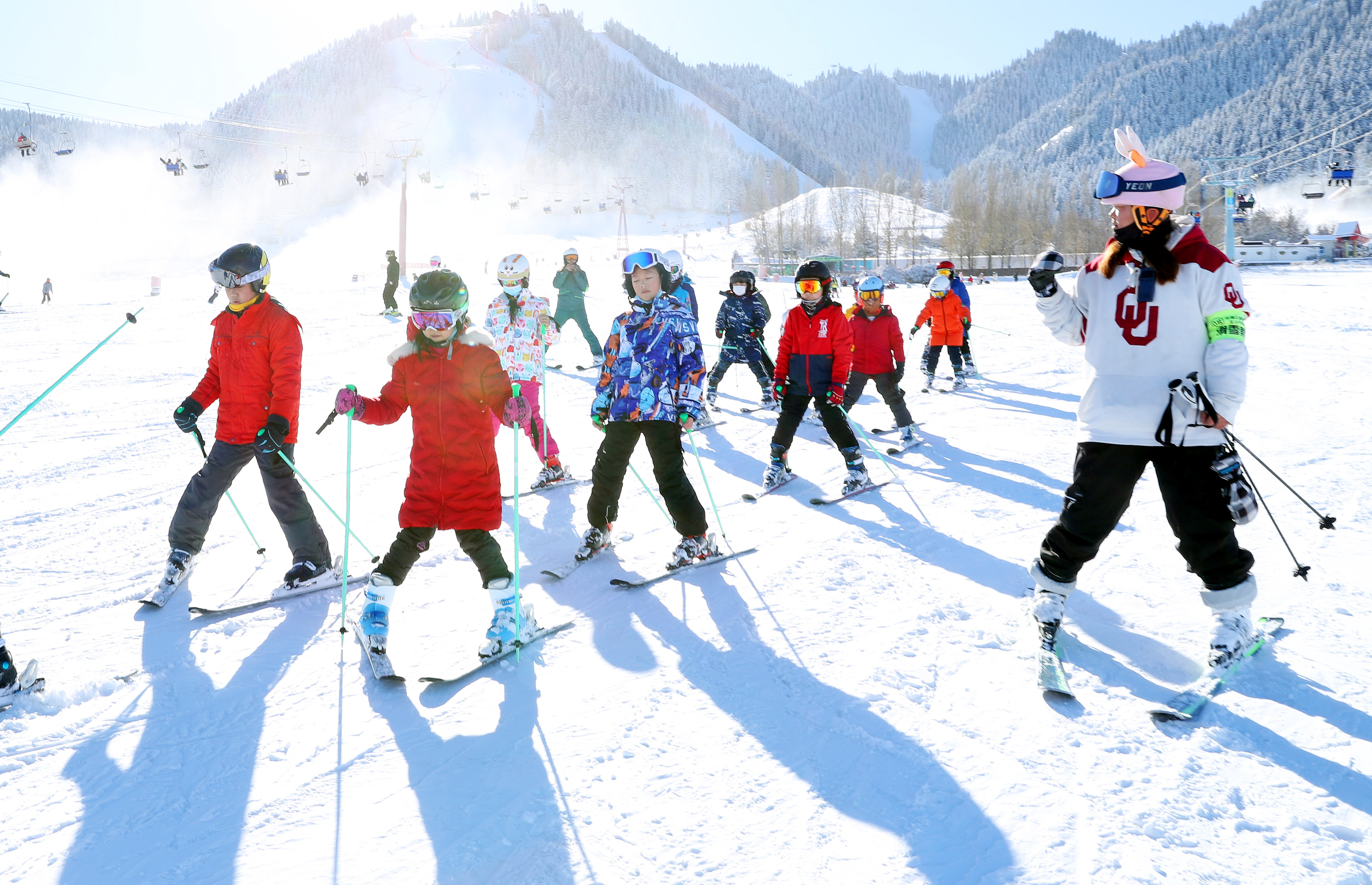 乌鲁木齐，小朋友们在南山脚下的丝绸之路国际度假区学习滑雪。.jpg