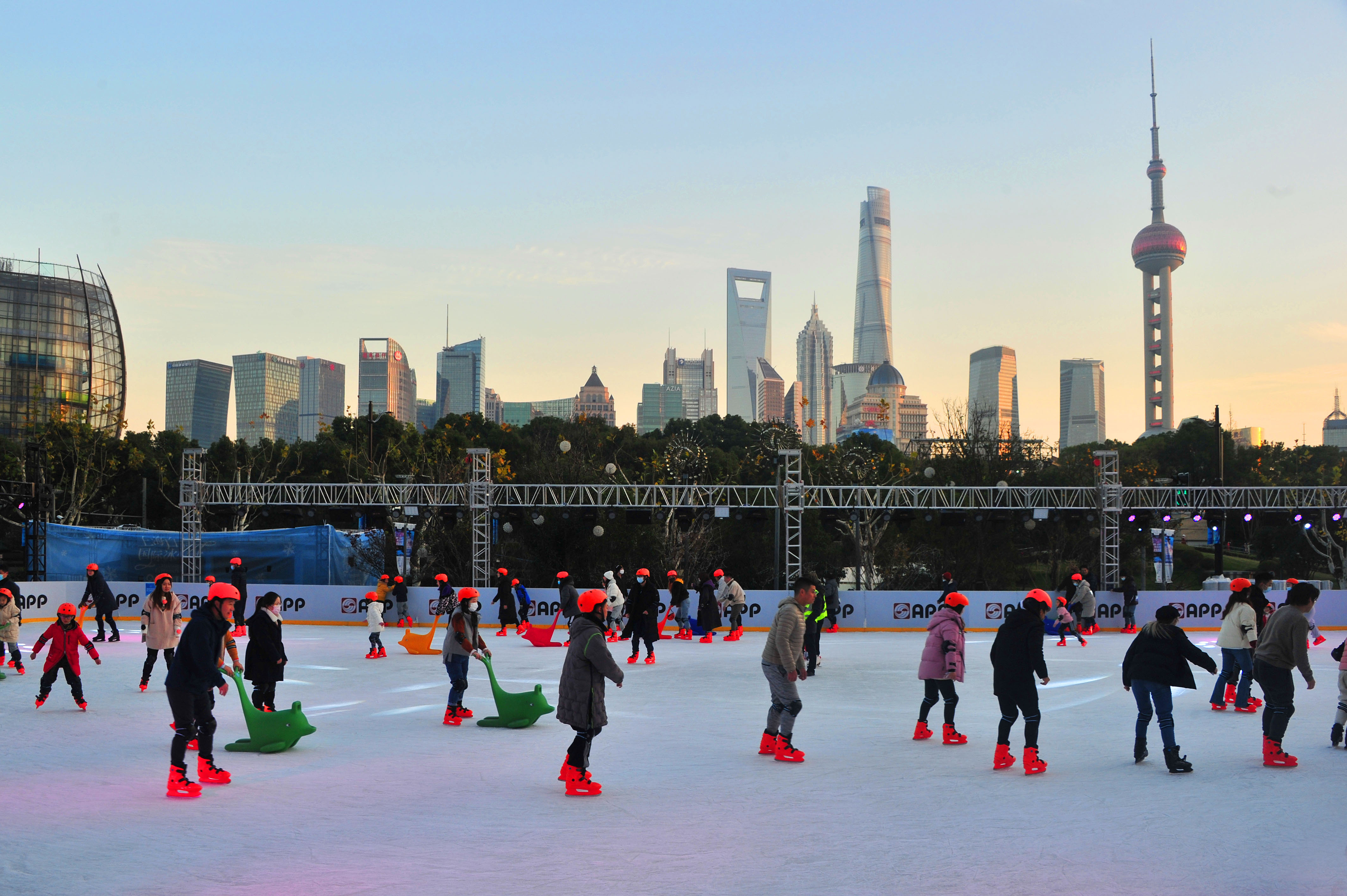 上海市民体验冰上运动。.jpg