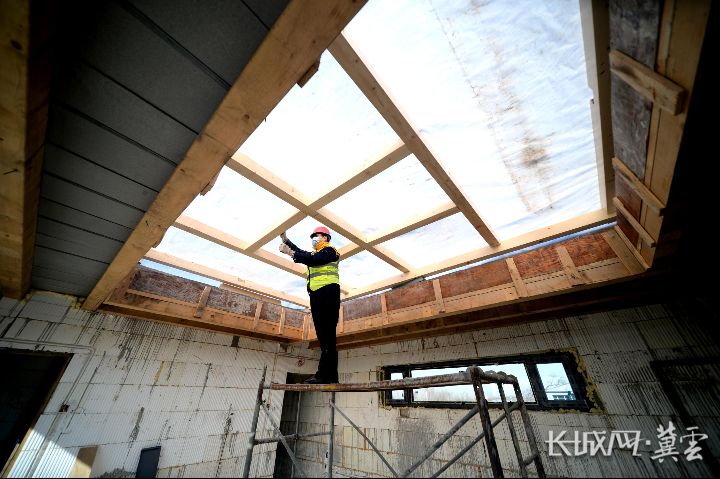 施工人员进行内部装修。