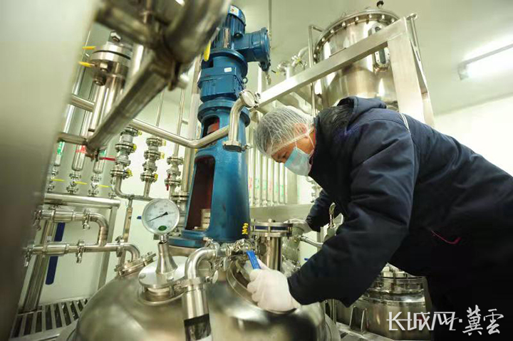 生物医药专业人才在园区企业进行研发调试工作1