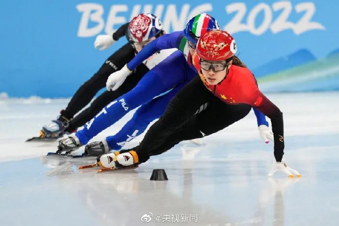 △2月5日，北京冬奥会短道速滑混合接力决赛现场