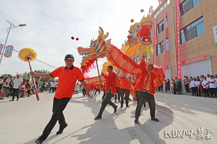 图为林西镇举办舞龙表演活动 (2)