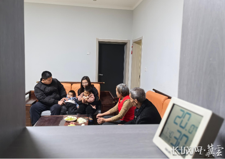 临近初冬,杨佩然一家人坐在暖和的客厅里准备饭菜。长城网·客户端记者 王日成 摄