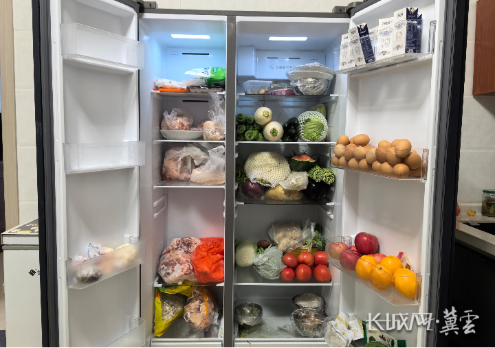 杨佩然家的冰箱里,果蔬肉品很丰富。长城网·冀云客户端记者 王日成 摄