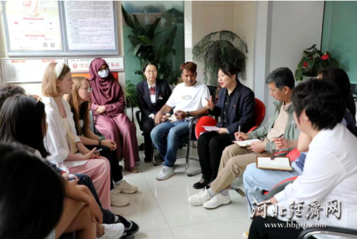 工行秦皇岛分行客户经理走进燕山大学为来华留学生解决解答支付服务相关问题