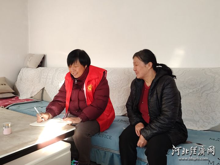 网格员芦永红(左一)入户走访村民王丽果。河北经济日报记者 贾宏博 摄_副本
