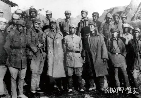 1942年,，《晉察冀日?qǐng)?bào)》編輯記者合影