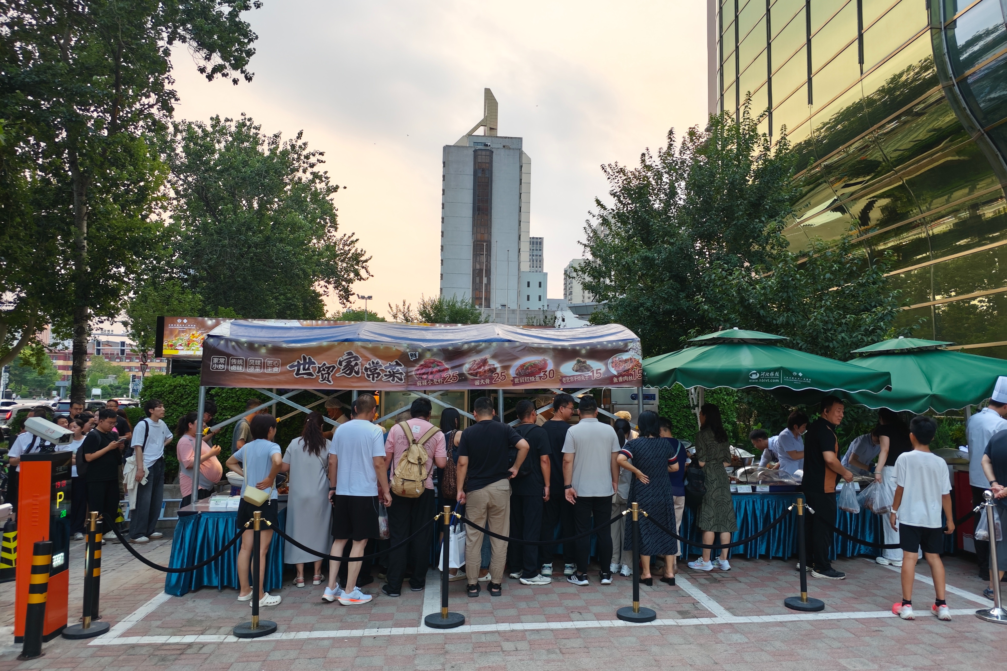 长城观察丨星级酒店集体“摆摊” 新消费引领行业创新突围