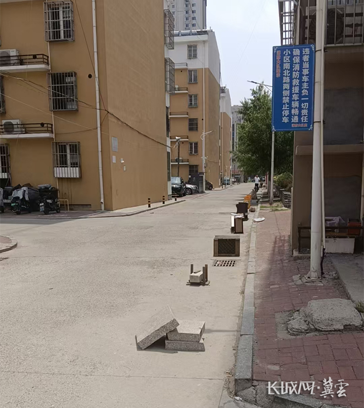 迁安市锦鸿嘉苑北区主干路乱堆乱放占用消防通道无人问津
