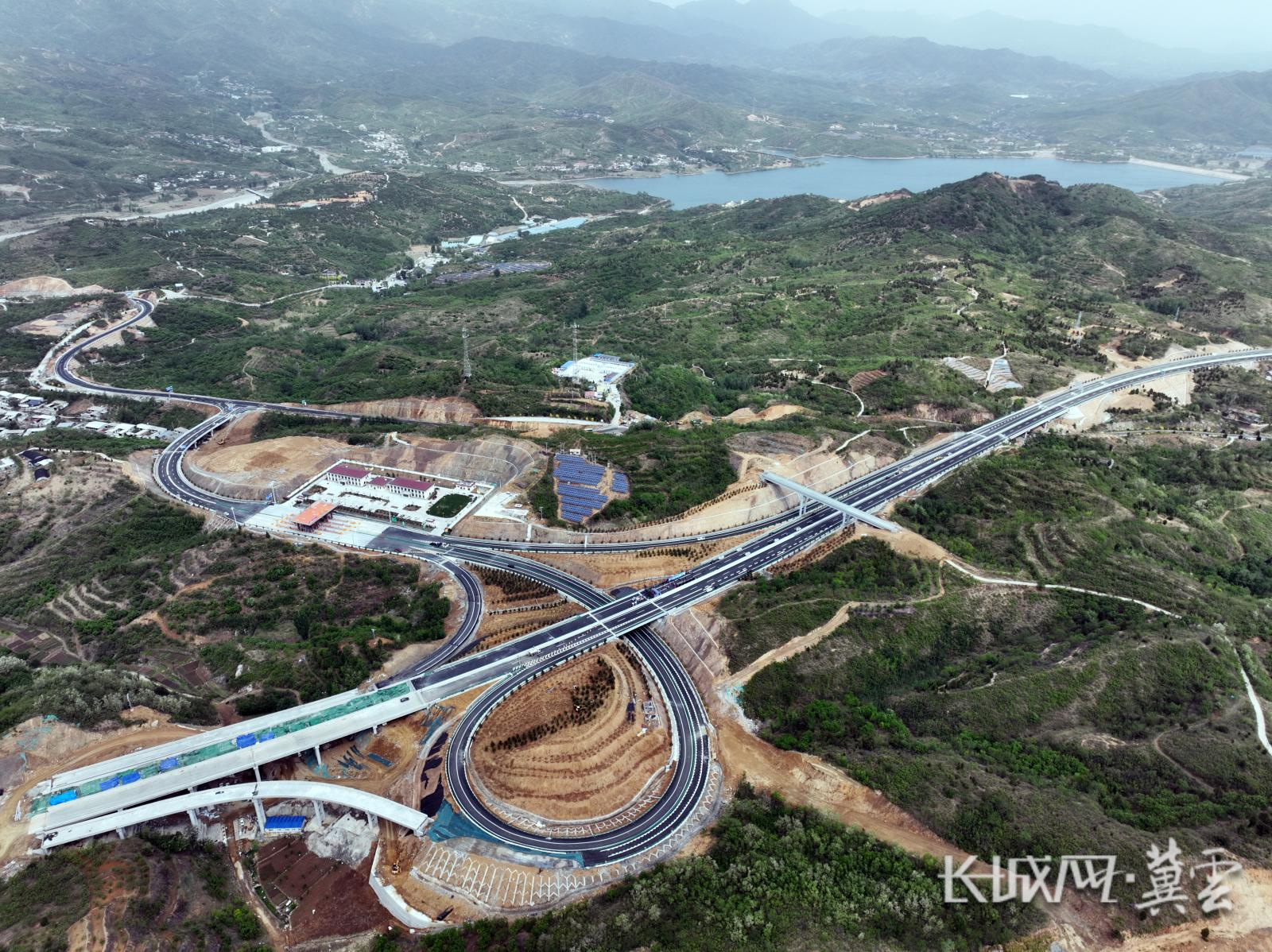 衡昔高速嶂石岩互通及嶂石岩收费站(1)