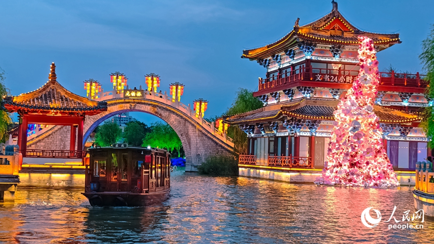 汴河夜景。人民网记者 尚明桢摄 