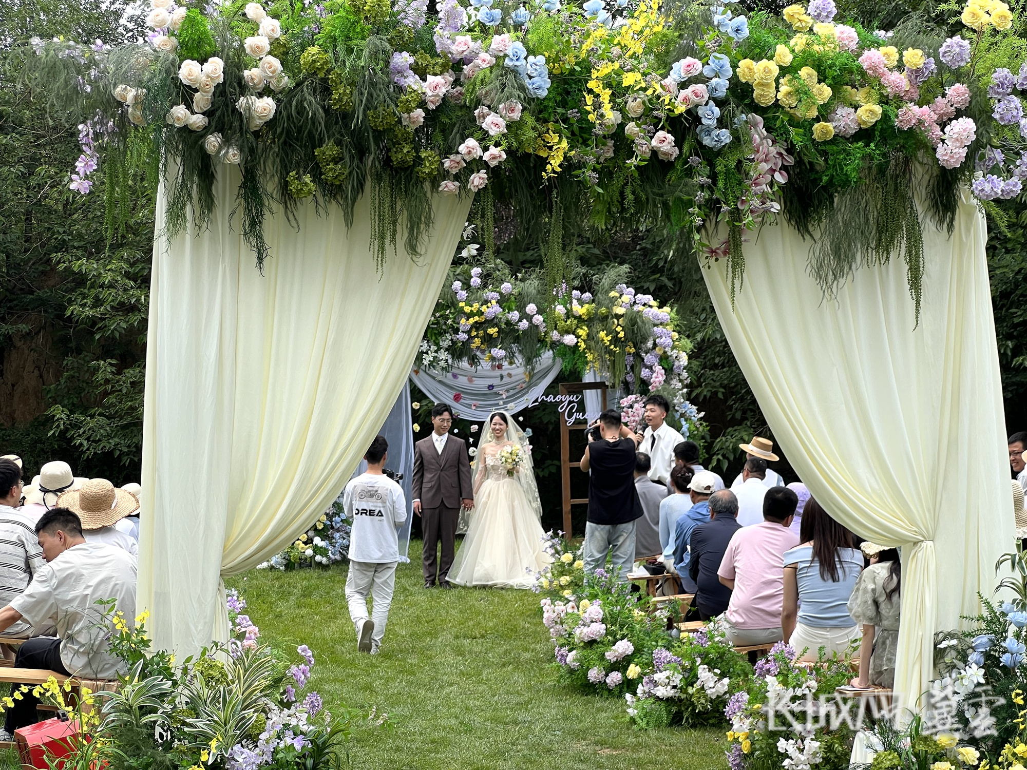 井陉矿区莉莉安艺术庄园正在举办草坪婚礼（井陉矿区贾庄镇供图）_副本