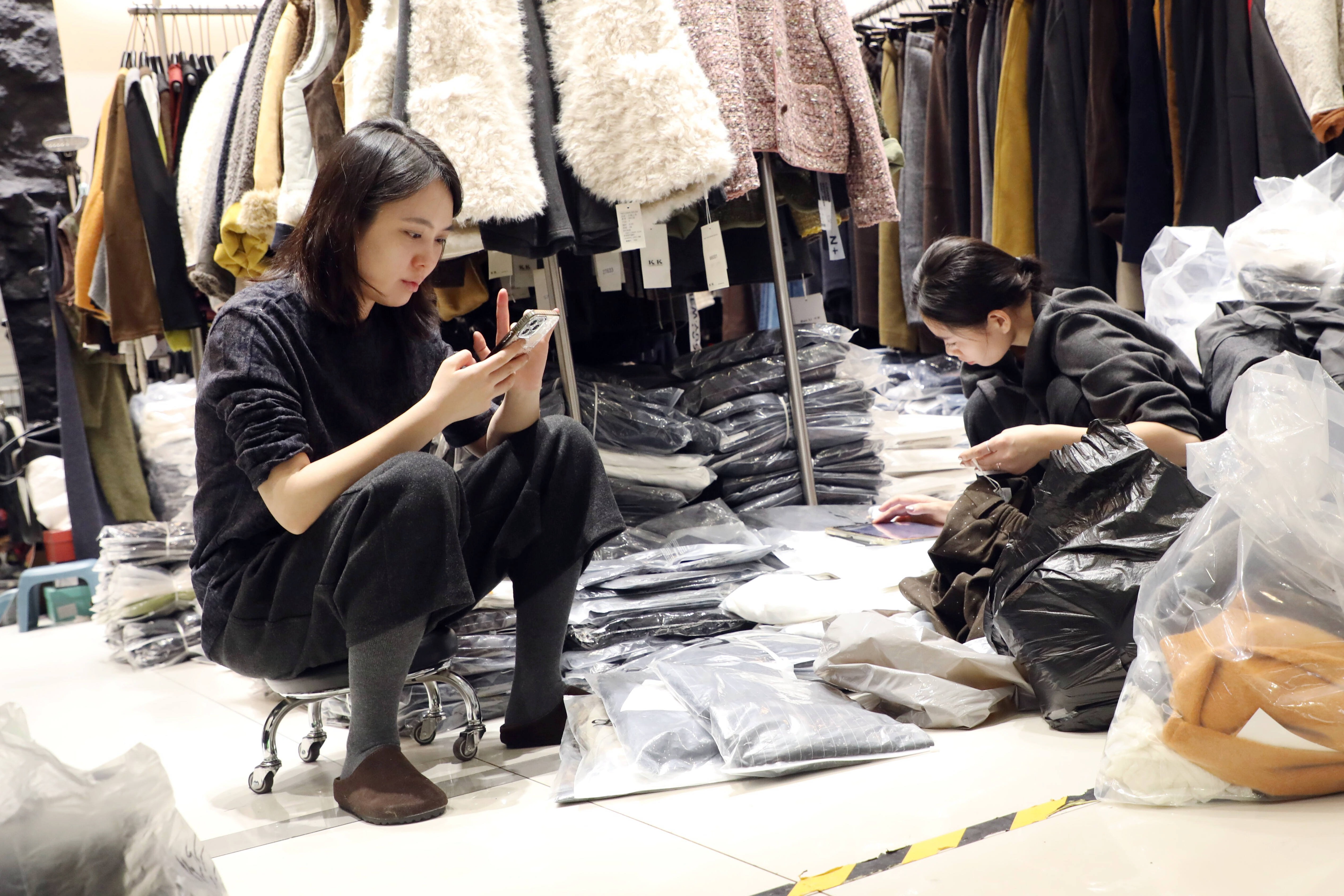廊坊固安：冬季服装采批迎热潮