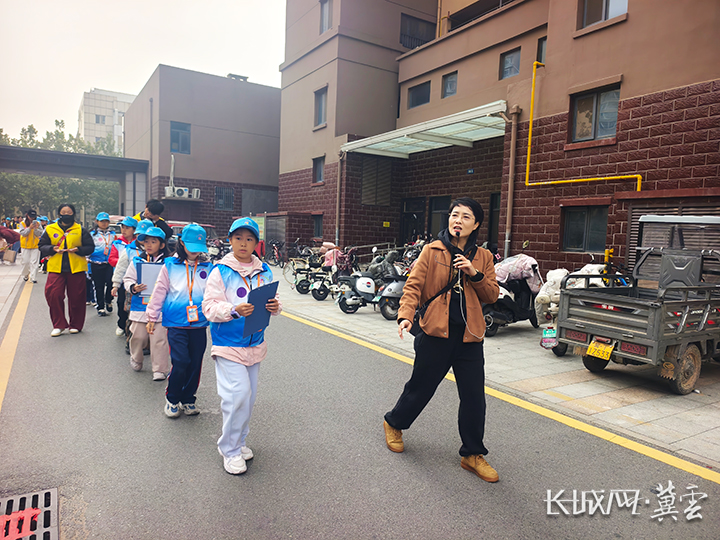儿童观察员走进社区。