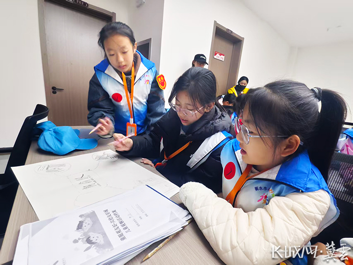 孩子们把观察到的问题和建议用文字、绘画形式呈现。