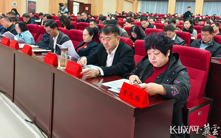 会员代表认真领会会议精神。