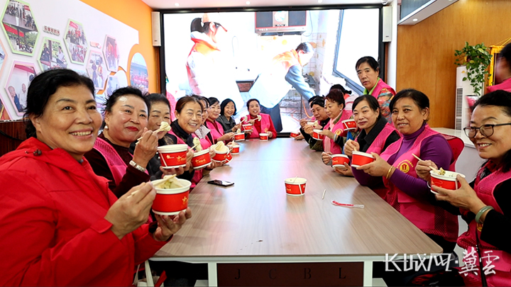 银龄志愿者一起吃着饺子。