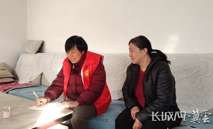 网格员芦永红(左一)入户走访村民王丽果。河北经济日报记者 贾宏博 摄_副本