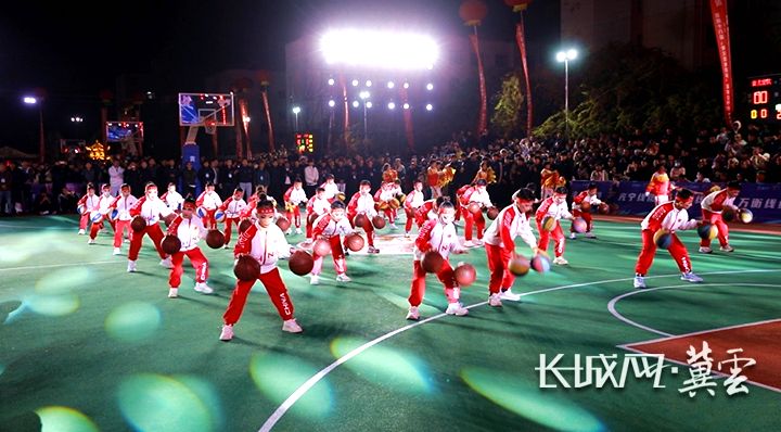 少年花样篮球表演。长城网·冀云客户端记者 李佳琦 摄_副本