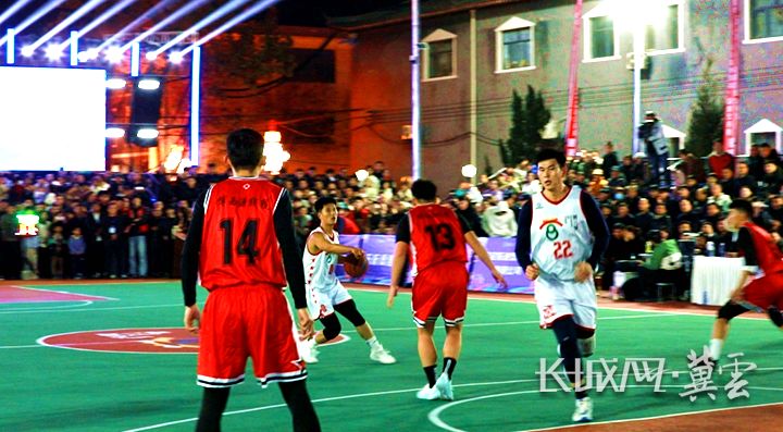 队员们在比赛中运球。长城网·冀云客户端记者 李佳琦 摄