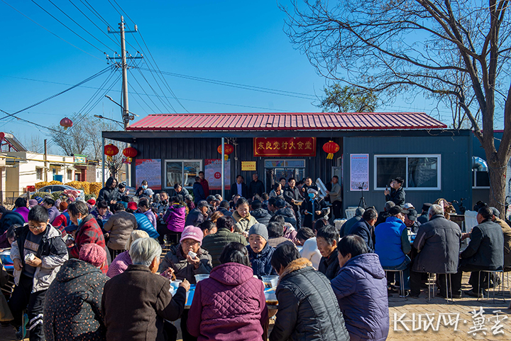 开业首日,枣强县马屯镇东良党村村民在食堂用餐。张树伟-摄。