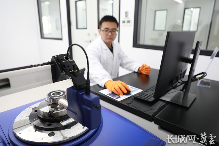 在中塞(国际)轴承产业共享实验室工作人员正在操作圆度仪测量产品圆度尺寸。沈建荣摄_副本