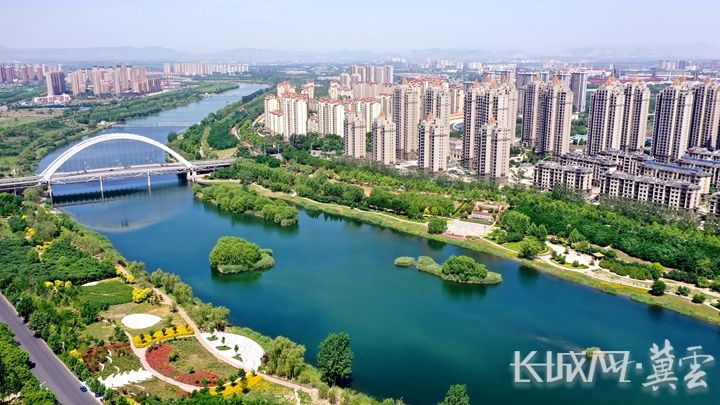 航拍七里河钢铁桥河段。层次分明的城市风貌与奔流不息的河景尽收眼底,充分展示邢台山水特色和城市活力,让市民尽情享受家门口的水域风光。近年以来,邢台市持续整合提升七里河岸线开敞空间,建设滨水广场、生态栈道等,进一步改善群众游玩体验,真正筑好母亲河的生态岸线。摄影:李成行,13503394528_副本