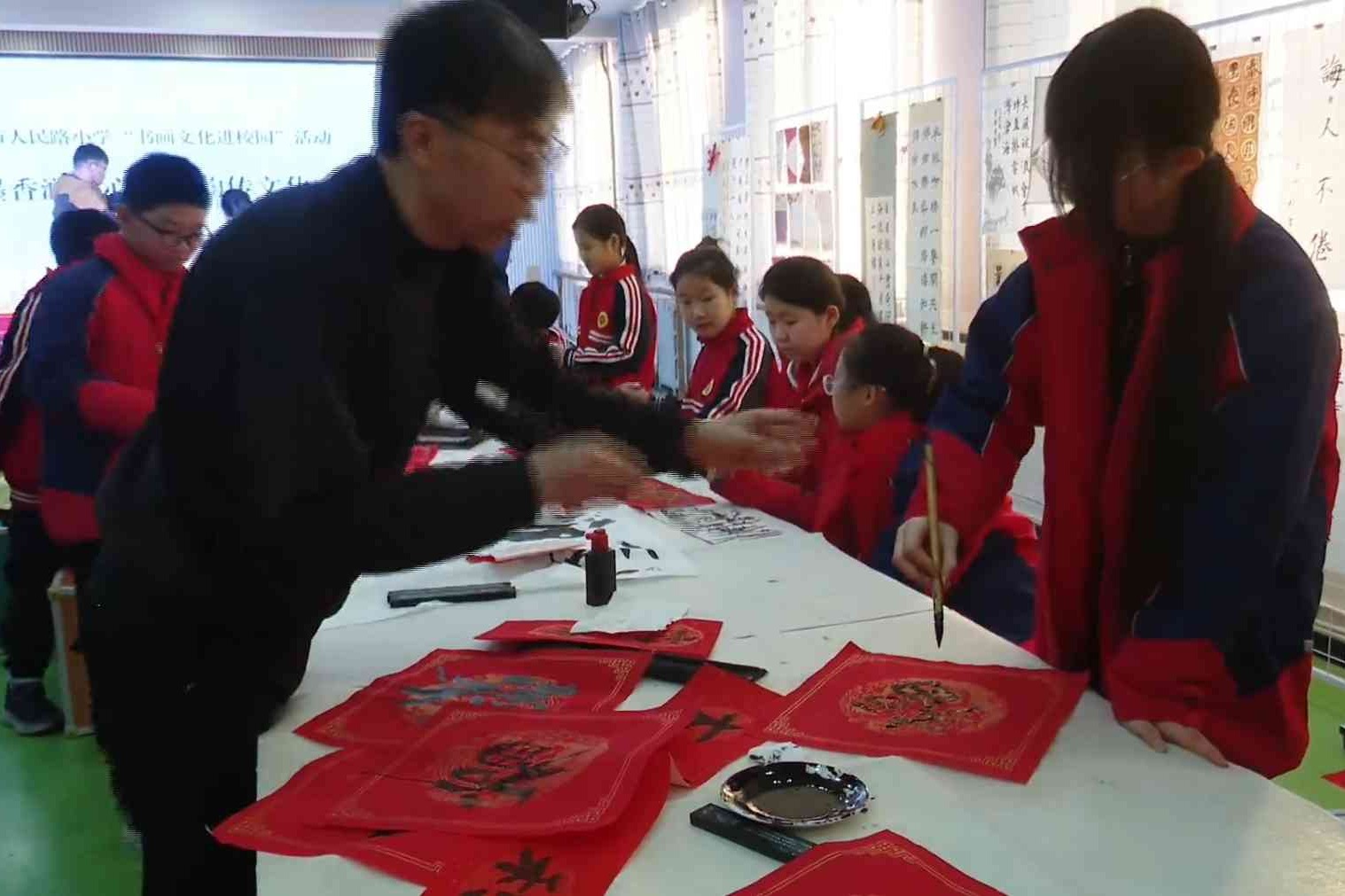 “墨香润童心·笔韵传文化”人民路小学开展书画文化进校园活动