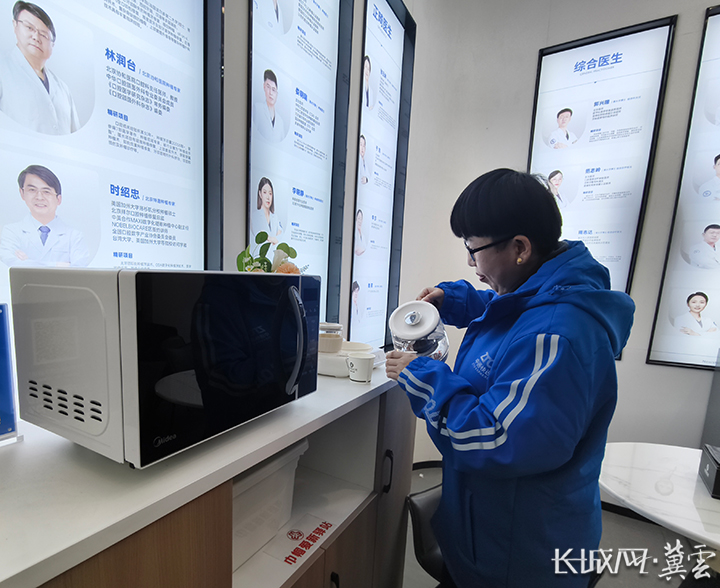 女性从业者在驿站休息倒水。