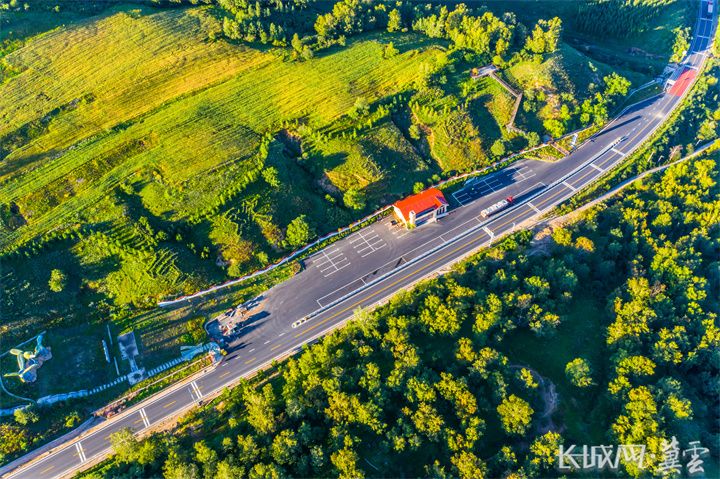 完善既有服务设施标志、标线