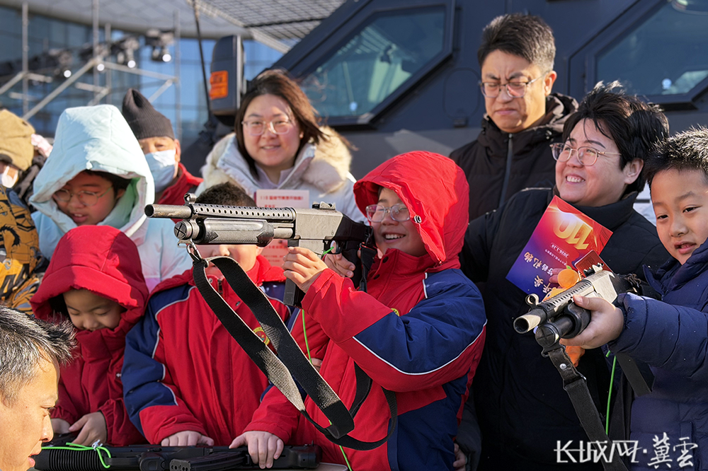 组图丨河北衡水：警民互动迎节日 零距离感受平安守护