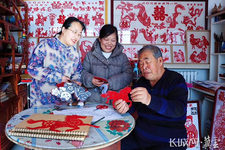 沧州青县：剪纸传非遗 百马迎新年