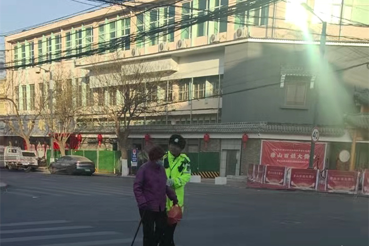 暖心！老人蹒跚过马路 交警搀扶护送