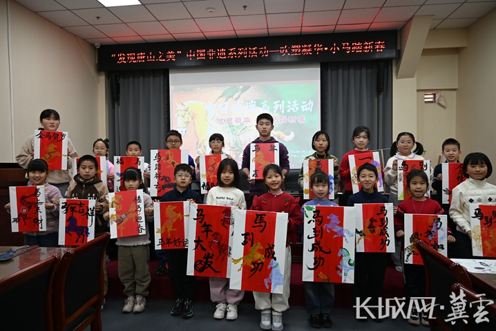 唐山市美术馆举行“发现唐山之美”中国非遗系列活动“吹塑凝华•小马踏新春”