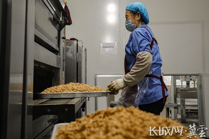 唐山丰南：花生酥糖产销旺 传统风味飘香迎新年