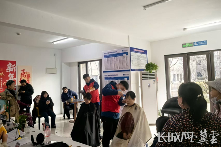 唐山迁西：爱心义剪暖银龄 邻里温情润人心