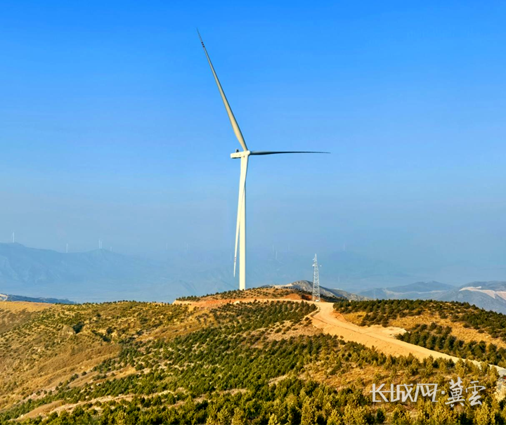 河北公司张家口宣化区80兆瓦风储综合智慧能源项目首台风机完成吊装