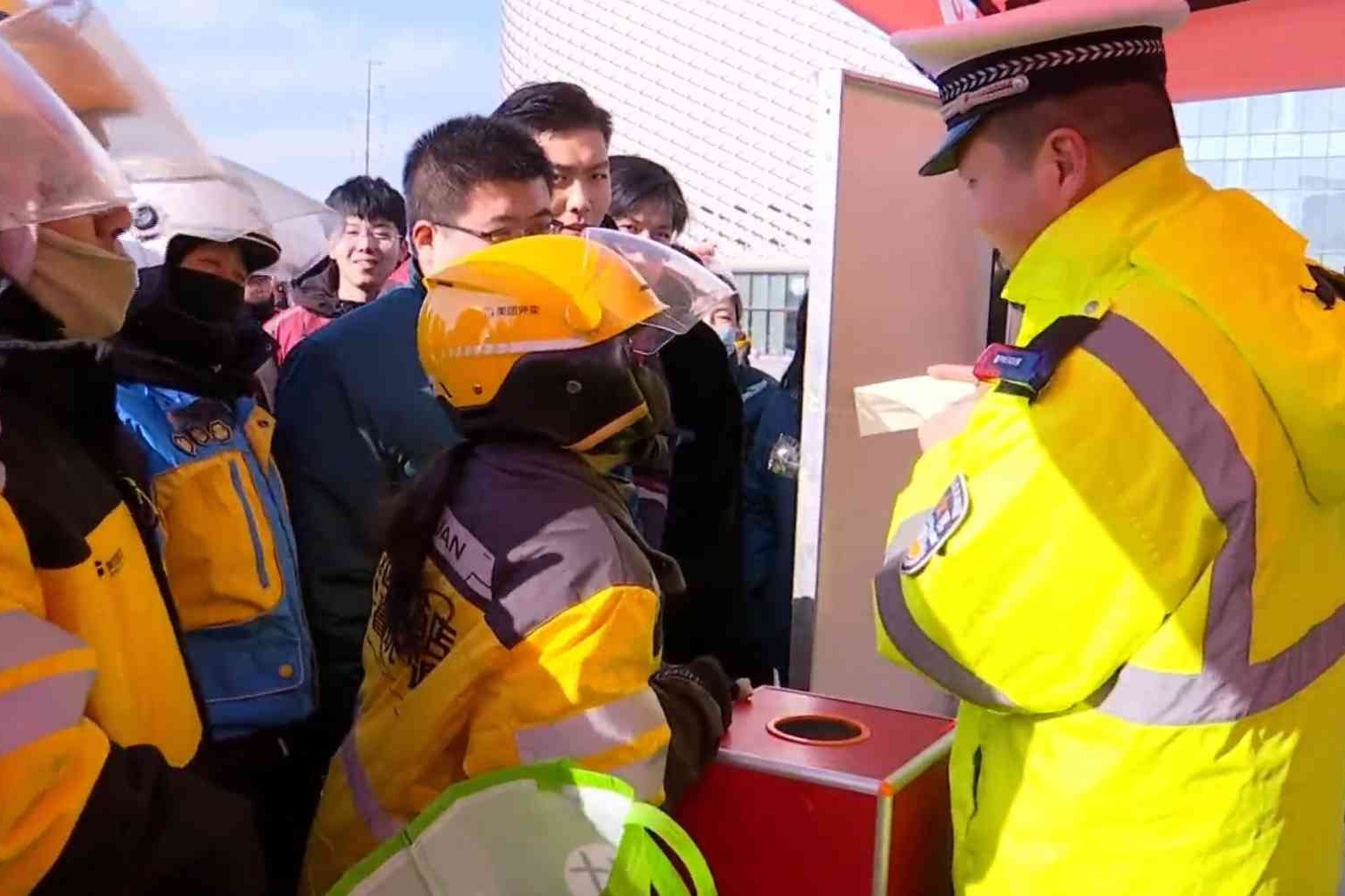 警企联动聚合力 共筑骑行安全线